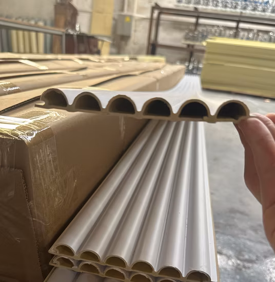 China, das dekorative wasserdichte feuerfeste PVC-WPC-Wandpaneele, Zwischendecken, Holzlaminat-Deckenpaneele und PVC-Deckenplatten abdeckt